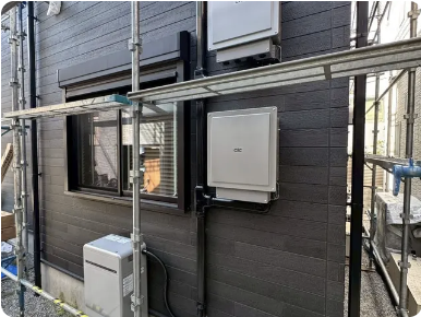 住宅外壁に蓄電池とパワーコンディショナーを設置した様子